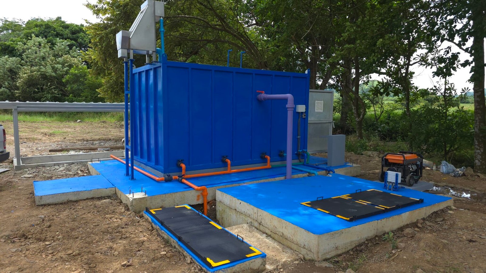 Unidad portátil de tratamiento de agua residual con sistema de bombeo en contenedor azul para zonas rurales