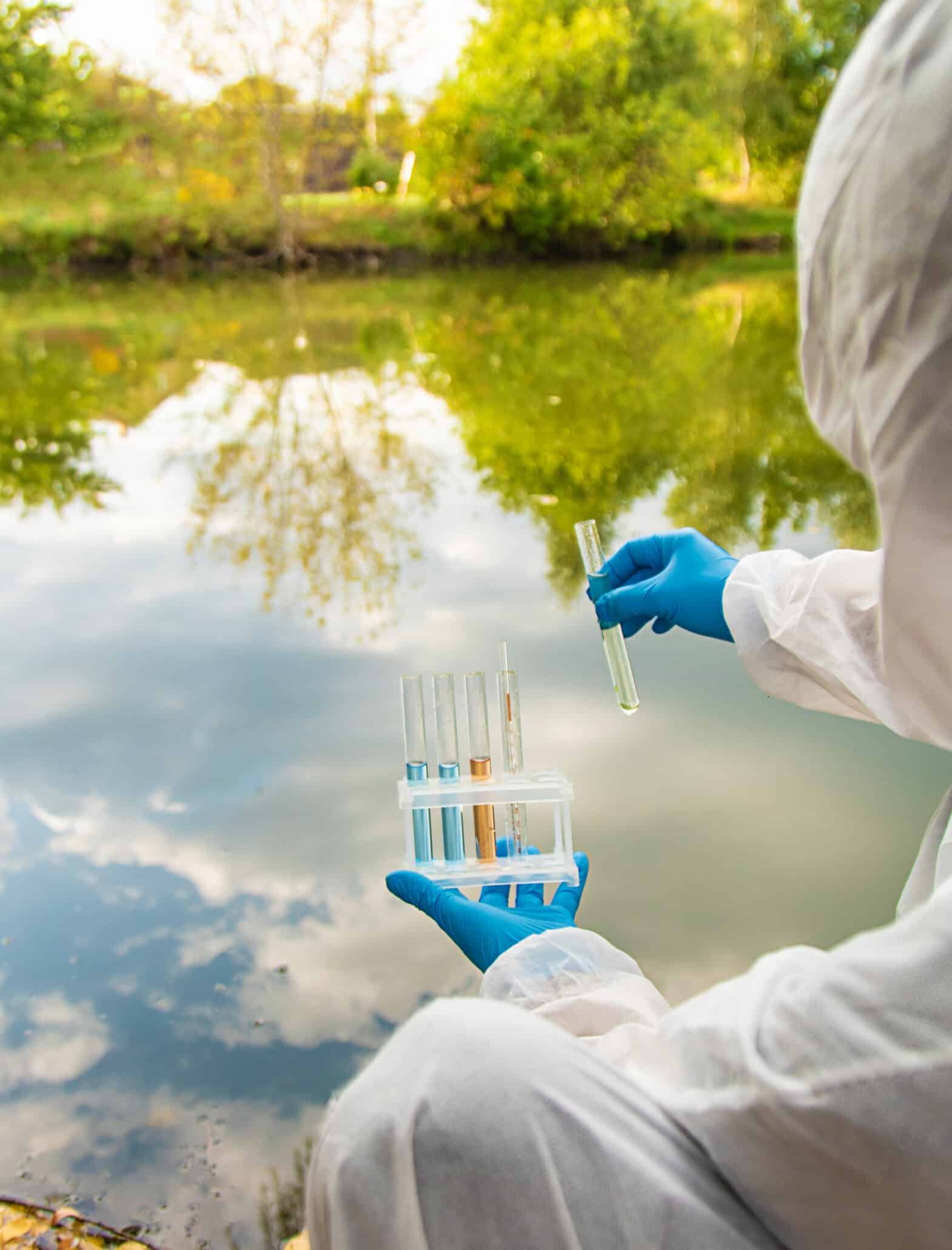 Especialista tomando muestras de agua de río para análisis y control de calidad del recurso hídrico